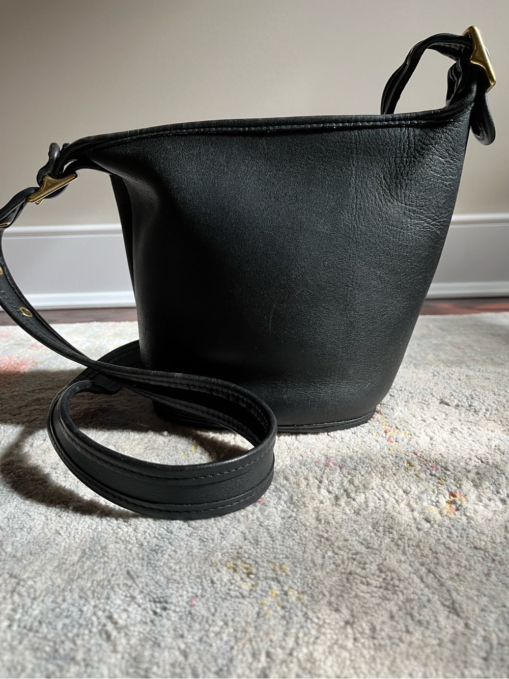 COACH Maggie duffle vintage Black Leather Bucket Crossbody Bag